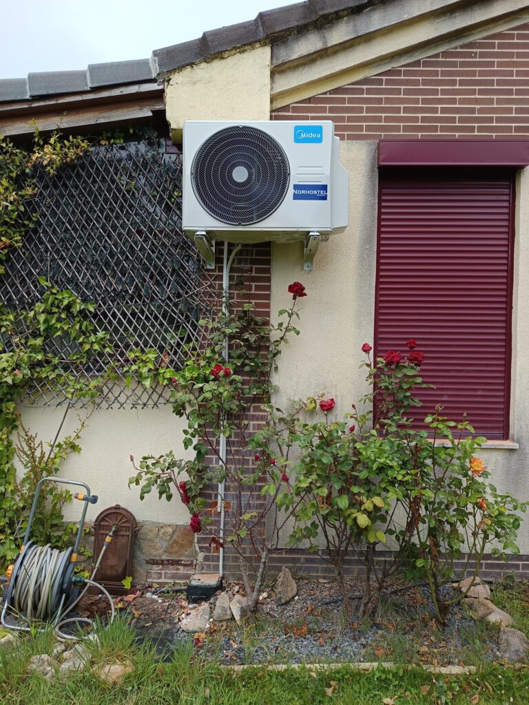 unidad exterior de aire acondicionado instalada en una fachada